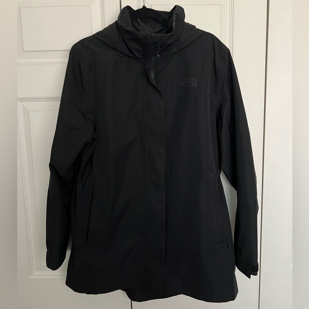 Like New Women’s North Face Raincoat Size XL